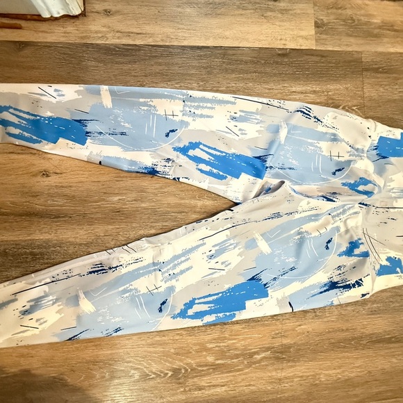 Buff Bunny Motion Legging - Frozen Collection - Avant Ice 25 “ - Picture 2 of 5